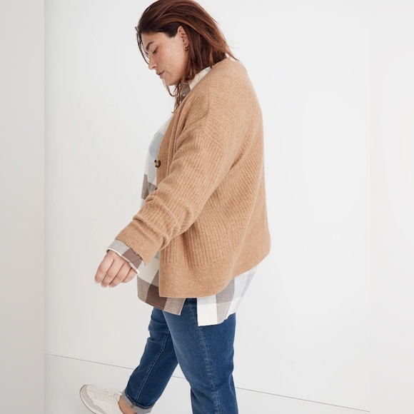 Madewell Plus Cameron Ribbed Cardigan Sweater in Coziest Yarn Heather Toffee 2X - Picture 2 of 13